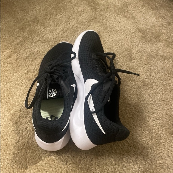 Nike Women’s Tanjun Running Shoes - Picture 2 of 4